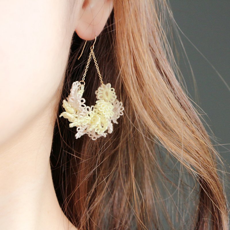 Tatting lace pierced earrings(yellow)-14kgf - ต่างหู - ผ้าฝ้าย/ผ้าลินิน สีเหลือง