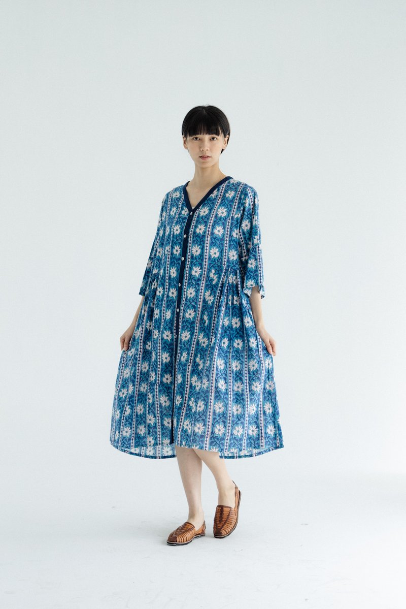 V-neck buttoned loose sleeve dress_blue flower - ชุดเดรส - ผ้าฝ้าย/ผ้าลินิน สีน้ำเงิน