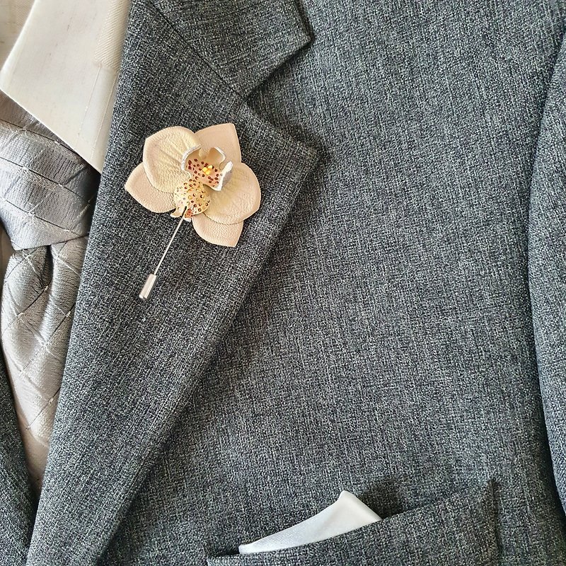 胸針 Men&#x27;s lapel pin beige orchid Leather boutonniere 3rd anniversary gift