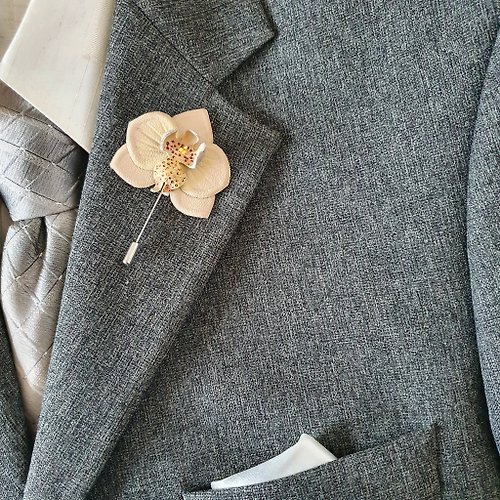 Leather Novel 胸針 Men's lapel pin beige orchid Leather boutonniere 3rd anniversary gift