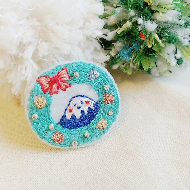 Mount Fuji*Star Wish*Hand-embroidered brooch - เข็มกลัด - งานปัก 