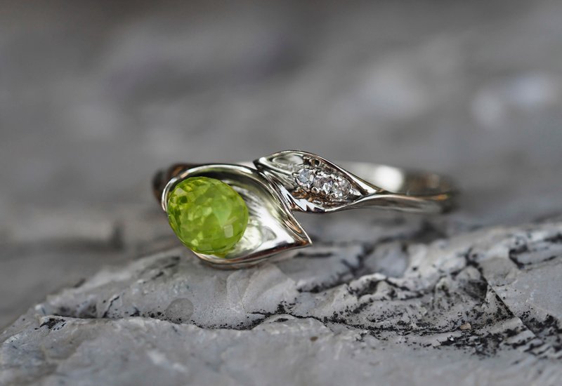 14 kt  gold ring with peridot and diamonds. Lily calla gold ring. - 戒指 - 貴金屬 金色