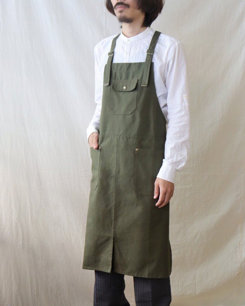 Ayuno belt buckle shoulder strap pocket apron dark green - ผ้ากันเปื้อน - ผ้าฝ้าย/ผ้าลินิน สีเขียว