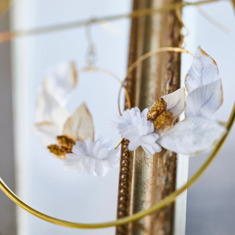 Fabric Flower Poinsettia-Inspired Wreath Earrings/Clip-ons - 耳環/耳夾/耳骨夾 - 其他人造纖維 白色