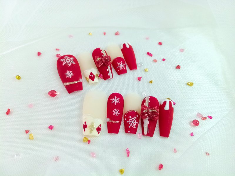 【YUE】Crimson Snow Wish - Gentle Holy Night Press-On Nails - อื่นๆ - พลาสติก สีแดง
