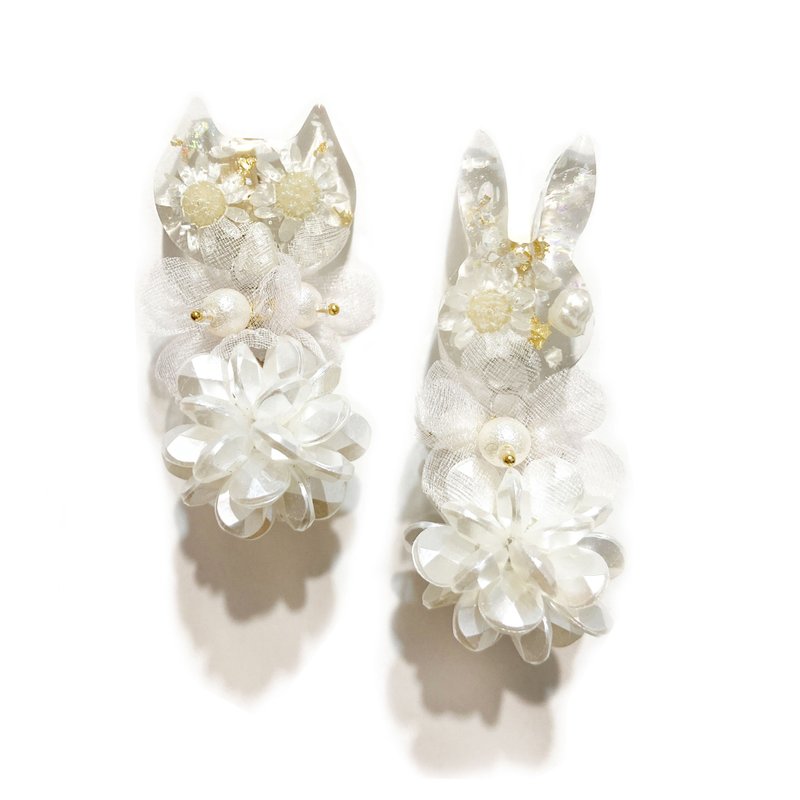 cat and rabbit flower ball earrings - ต่างหู - เรซิน ขาว