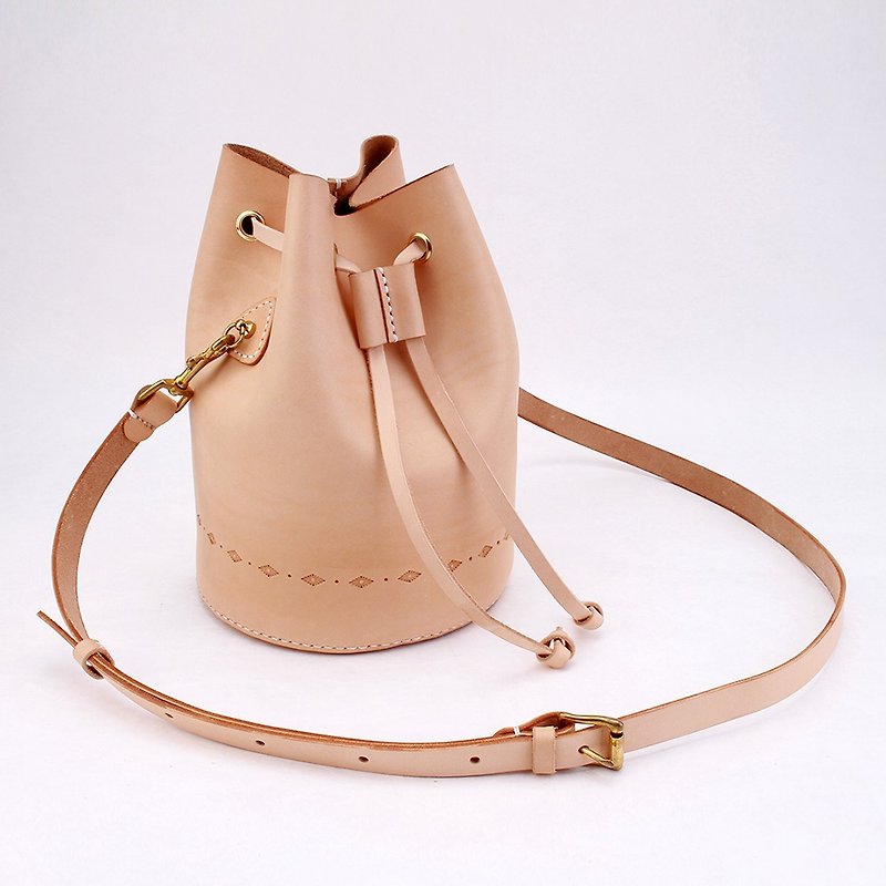 [Cutting line] Bucket bag pure hand-stitched vegetable tanned leather and leather ladies shoulder bag carved shoulder bag round bottom - Messenger Bags & Sling Bags - Genuine Leather Khaki
