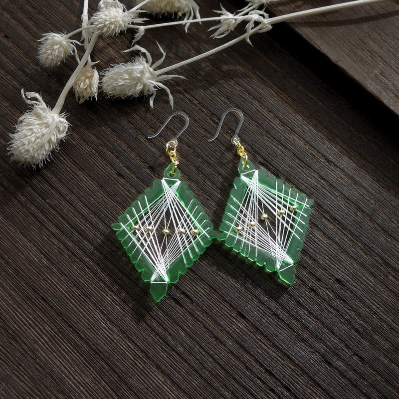 霧雨の朝 / グリーンのダイヤ型イヤリング / ピアス / 森 / 絹糸 / 送料無料 - 耳環/耳夾/耳骨夾 - 絲．絹 綠色