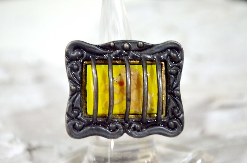 Vintage cage fluorescent yellow lion ring noble and elegant Thai second-hand medieval jewellery vintage - แหวนทั่วไป - วัสดุอื่นๆ หลากหลายสี
