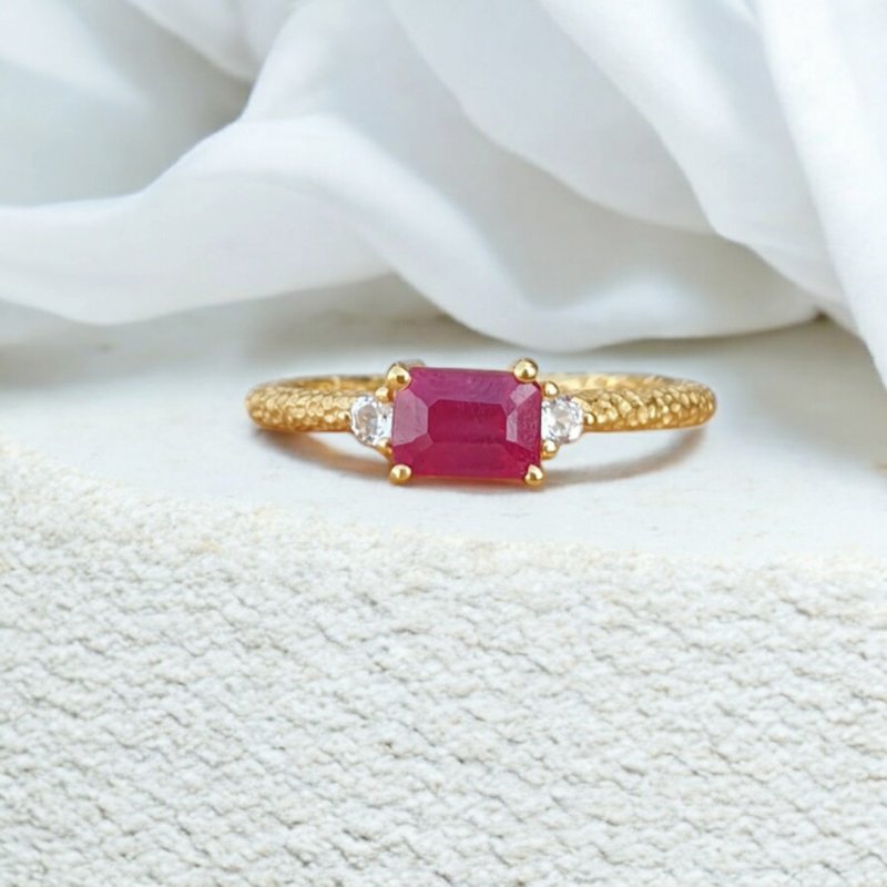 Ruby ring decorated with White topaz on the side, Silver925 gold plated frame - 戒指 - 寶石 藍色
