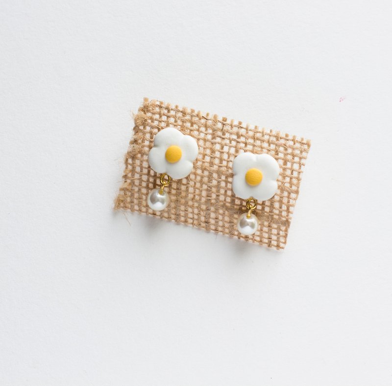 Handmade white flower Swarovski pearl 925 sterling silver gold-plated earrings - Earrings & Clip-ons - Clay White