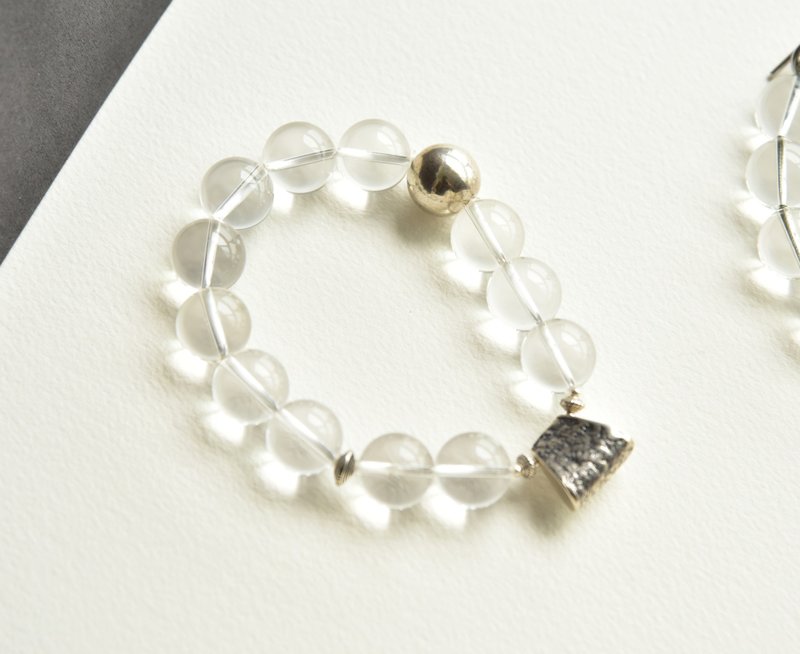 [October] Natural clean white crystal round beads 925 simple and elegant bracelet - Bracelets - Crystal Transparent