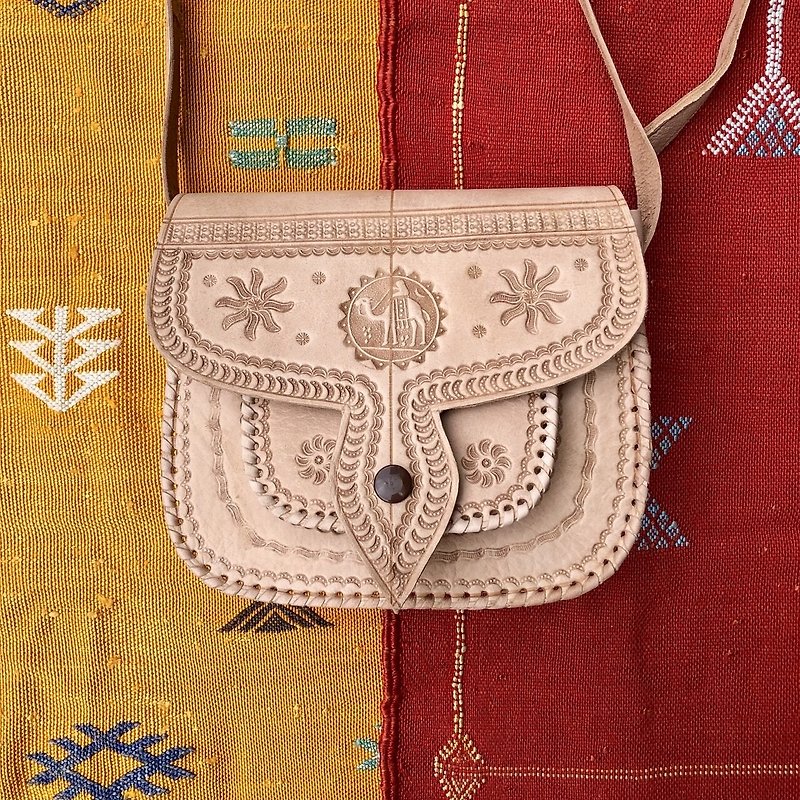 Moroccan handmade limestone white camel pack - กระเป๋าแมสเซนเจอร์ - หนังแท้ สีกากี
