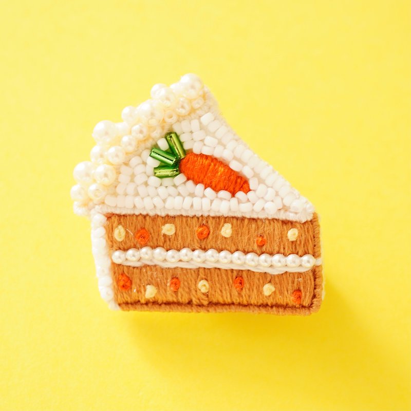 キャロットケーキのブローチ　ビーズ刺繍ブローチ　にんじんケーキ - ブローチ - その他の素材 オレンジ