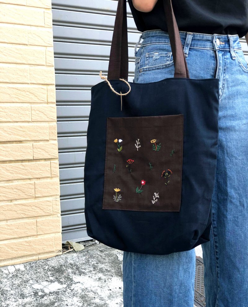 Wildflowers Hand Embroidery Tote - กระเป๋าถือ - ผ้าฝ้าย/ผ้าลินิน สีน้ำเงิน