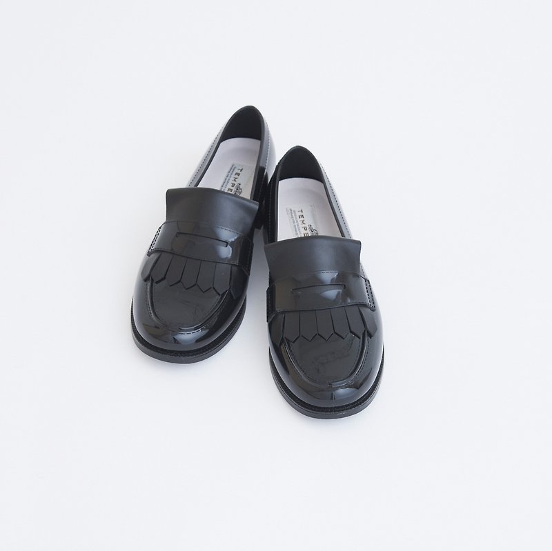 FRITZ (BLACK) PVC FRINGES LOAFER Fringe Apron Shoes Rain Shoes - รองเท้าลำลองผู้หญิง - วัสดุกันนำ้ สีดำ