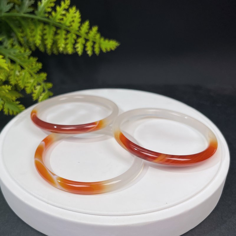 紅白瑪瑙手鐲53MM 冰潤起瑩光仙女條玉髓手環 半山半水 單支起售 - 手鍊/手環 - 半寶石 