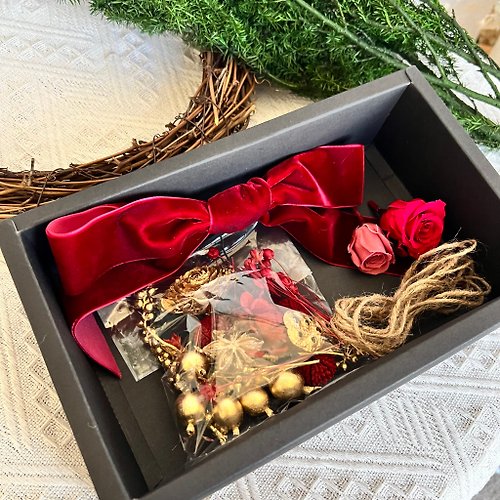 Christmas material package] Handmade material package for immortal cedar  Christmas wreath + teaching video - Shop piratedesign Plants & Floral  Arrangement - Pinkoi