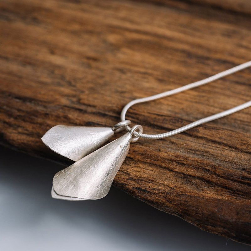 Two hanging Calla lily flowers handmade silver pendant necklace (N0120) - 項鍊 - 銀 銀色