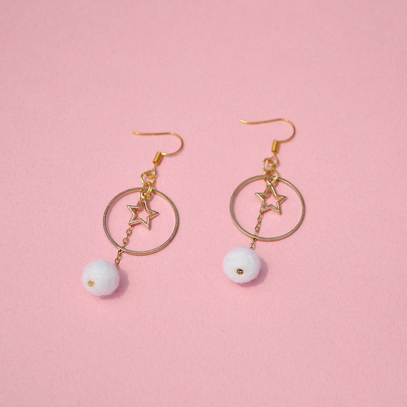 Low-key Christmas style white sphere × star earrings / ear clip - Earrings & Clip-ons - Wool Multicolor