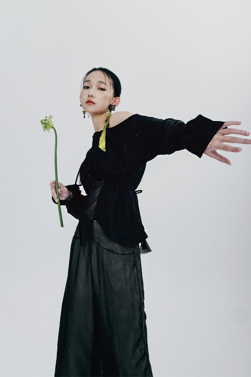 墨黑壓紋花卉拼接鏤空綁帶上衣 - 女上衣/長袖上衣 - 絲．絹 黑色
