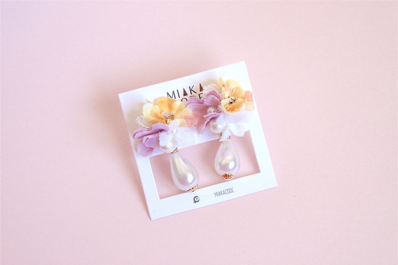 Hand-beaded small flowers (orange pink) drop-shaped pearl Japanese earrings/clip-on earrings - Earrings & Clip-ons - Other Materials Orange