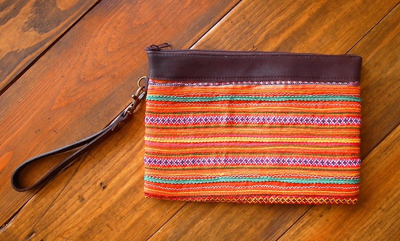 【Grooving the beats】[ Fair Trade] Hmong Wristlet Purse With Leather Trim Handmade Thailand / Cosmetic Bag（Orange） - กระเป๋าเครื่องสำอาง - ผ้าฝ้าย/ผ้าลินิน สีส้ม