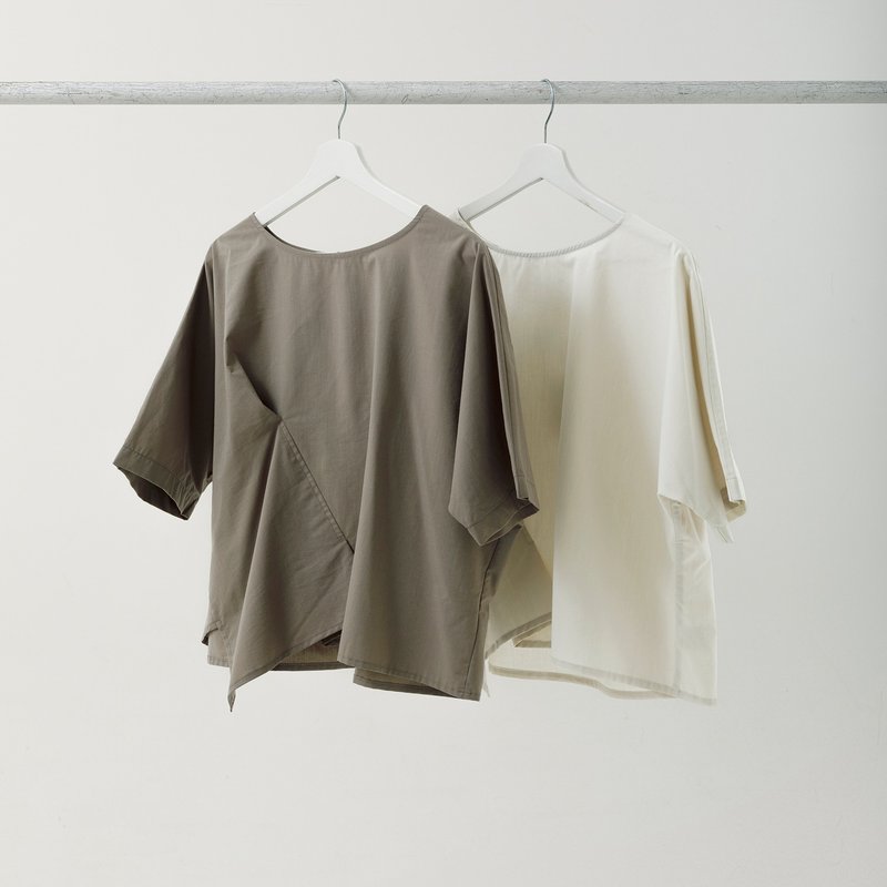 Single pleated asymmetric top - เสื้อผู้หญิง - เส้นใยสังเคราะห์ หลากหลายสี