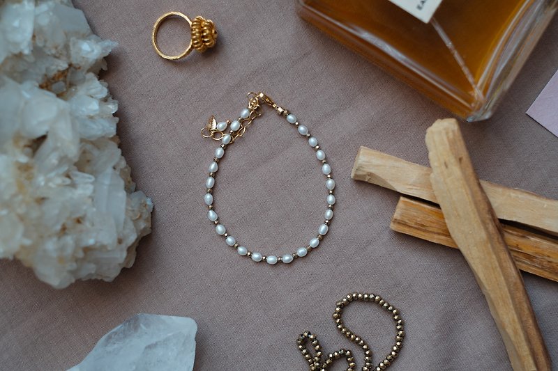 The Promise - Freshwater Pearl and Hematite Gold-plated bracelet - สร้อยข้อมือ - ไข่มุก ขาว