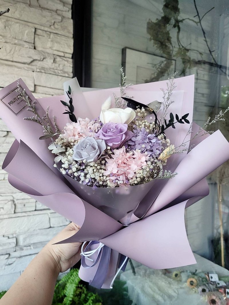 Haizang Design│ Elegant Ink Orchid Purple Everlasting Rose Bouquet Graduation Bouquet Valentine’s Day Bouquet - ช่อดอกไม้แห้ง - พืช/ดอกไม้ สีม่วง