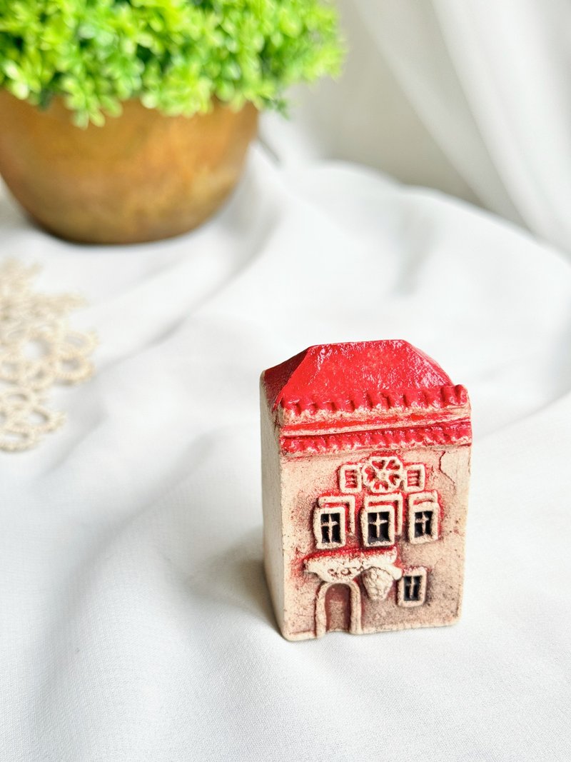 [Good Day Fetish] Vintage/antique hand-made clay hut in Prague, Czech Republic - Items for Display - Pottery Red