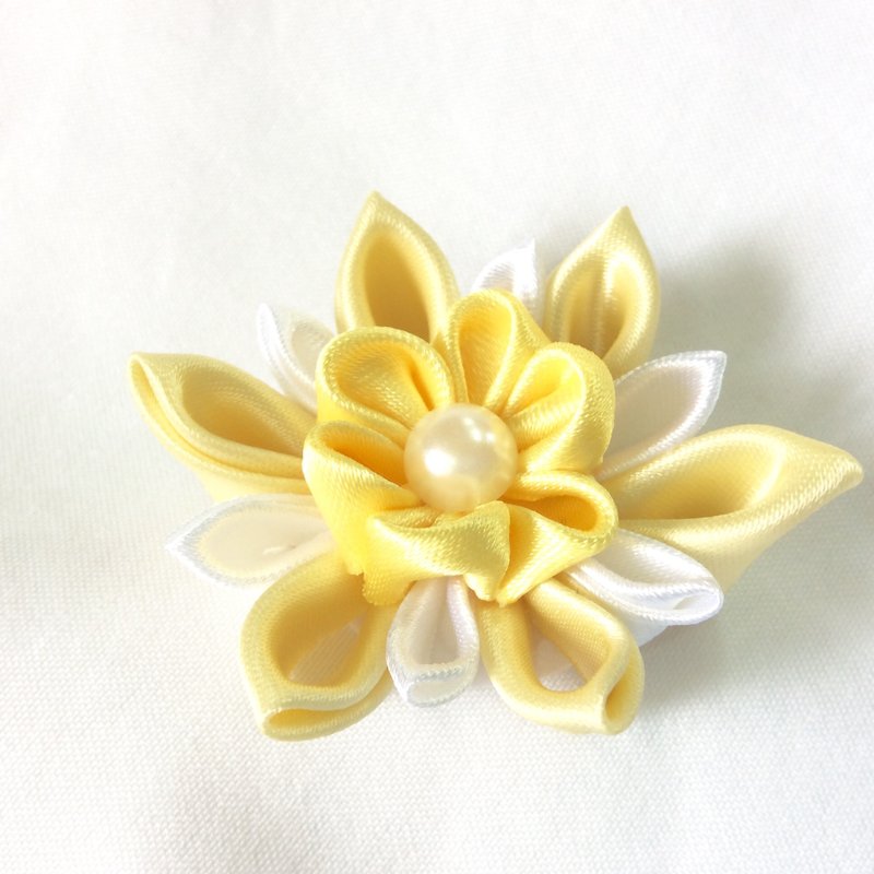 yellow and white Flower clip. Kanzashi Ribbon flower hair clip.  - Brooches - Silk Yellow