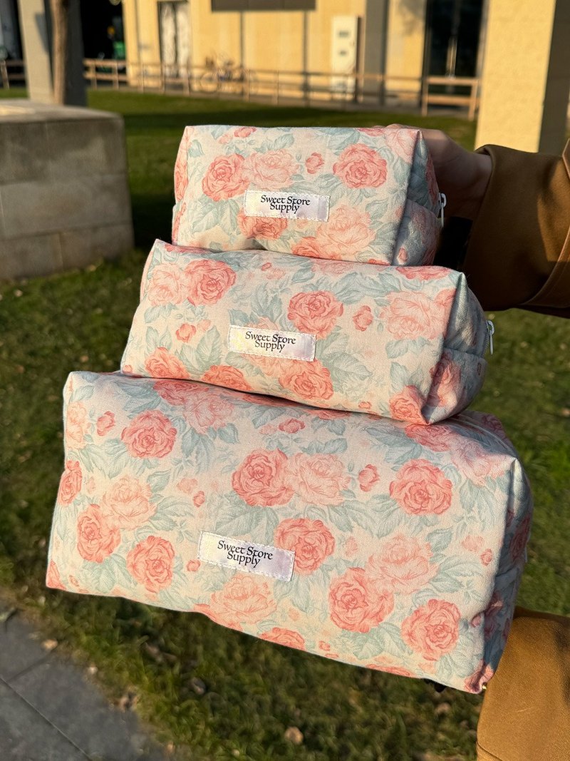 Sweetstore Supply原創粉格蝴蝶結化妝包便攜收納包 - 化妝包/收納袋 - 棉．麻 粉紅色