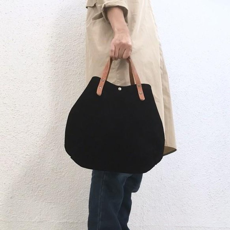 Round type tote bag of cow suede and extreme thickness oil nuts S-size [Black] - กระเป๋าถือ - หนังแท้ สีดำ