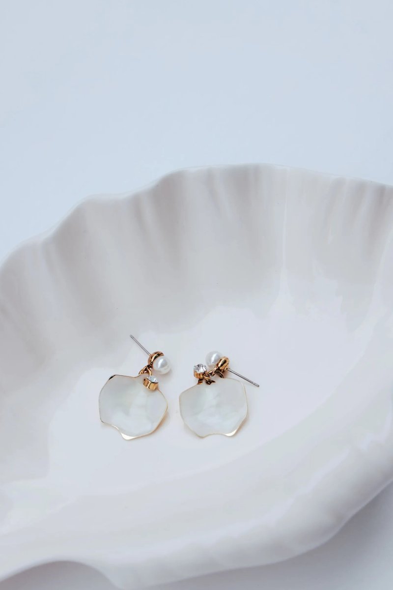 COR-DATE / White petal earrings - Earrings & Clip-ons - Other Materials 