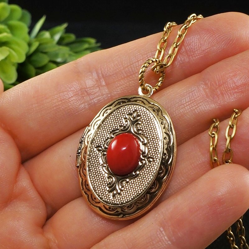 Red Coral Golden Oval Photo Locket Necklace Keepsake Pendant Necklace Jewelry - 項鍊 - 其他材質 紅色