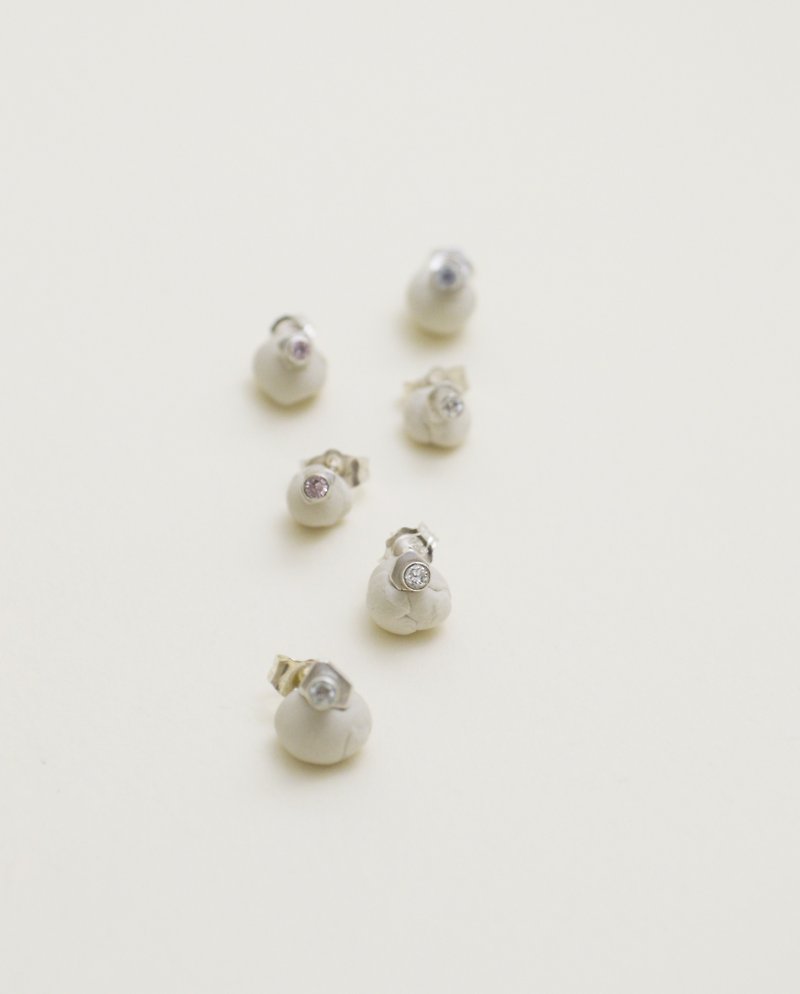 tiny / low key Cubic Zirconia silver stud earring - ต่างหู - เงินแท้ สีเงิน
