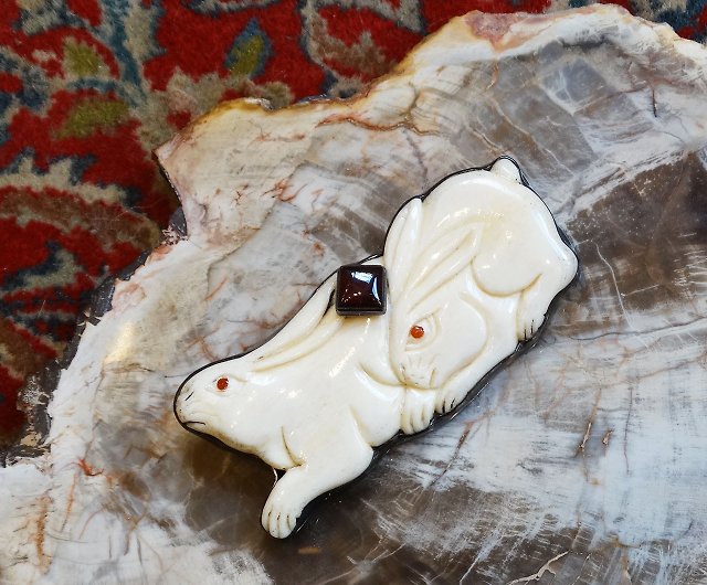 Amy Kahn Russell two rabbits silver brooch & pendant top - Shop 