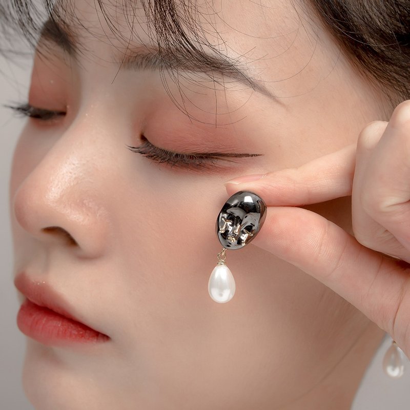 黑女巫之淚 奇幻娃娃貝珠耳釘 925純銀 - 耳環/耳夾 - 純銀 