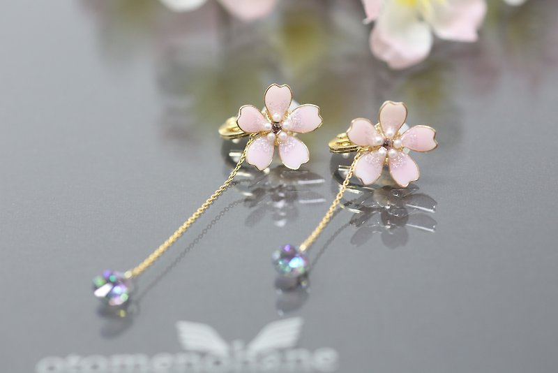 Spring breeze with dancing cherry blossoms Asymmetry Pierced Earrings & Earrings - Earrings & Clip-ons - Resin Pink