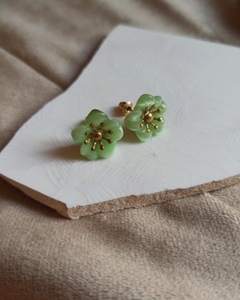 【孤品限定】貓眼綠花耳環 玻璃耳飾 - 耳環/耳夾/耳骨夾 - 琉璃 綠色
