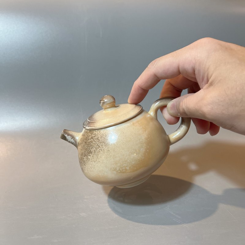 柴燒瓷土奶油系正把茶壺 / 柴燒茶具  / 小平凡手作 - 茶壺/茶杯/茶具 - 陶 