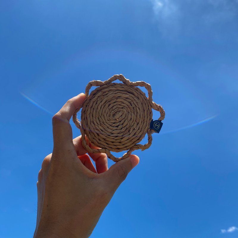 做你的太陽 杯墊/隔熱墊-天然拉菲亞草手工編織 不怕潮濕自然晾乾 - 杯墊 - 植物．花 紅色