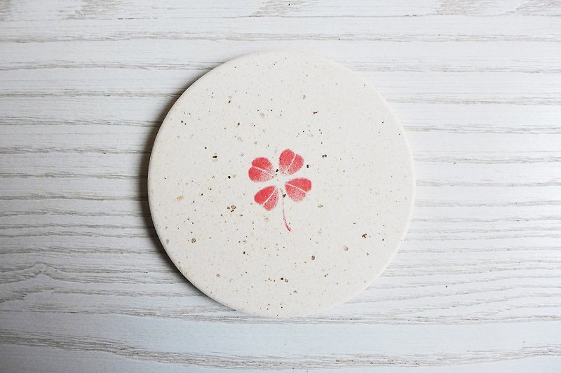 Japan [surprised] Li Feng Tang instant dry coaster - Clover (red) Gui diatomaceous earth Diatomaceous earth instantly drops water droplets inhibit bacterial gift - ที่รองแก้ว - วัสดุอื่นๆ 
