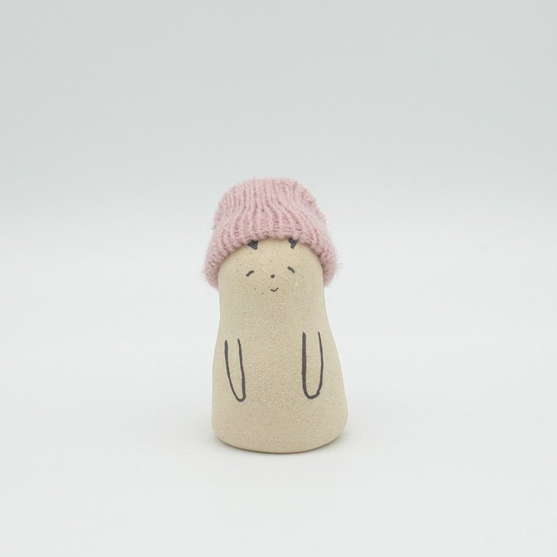 手作り陶人形　ニット帽をかぶったうさぎさん　Sサイズ - 擺飾/家飾品 - 陶 卡其色