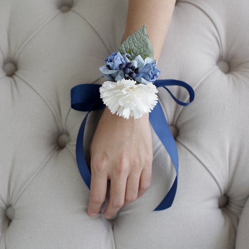 BB207 : ดอกไม้ริบบิ้นโบว์สำหรับผูกข้อมือเพื่อนเจ้าสาว ของขวัญเพื่อนเจ้าสาว ในโทนสีน้ำเงิน - สร้อยข้อมือ - กระดาษ สีน้ำเงิน