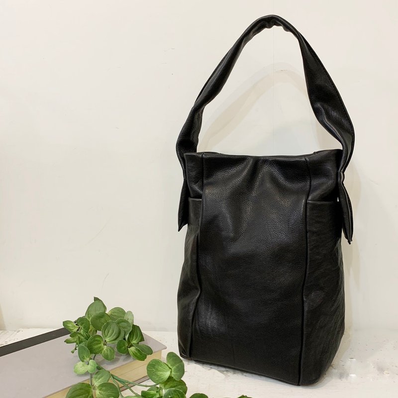 Cowhide vertical one-handle bag S size - กระเป๋าถือ - หนังแท้ สีดำ