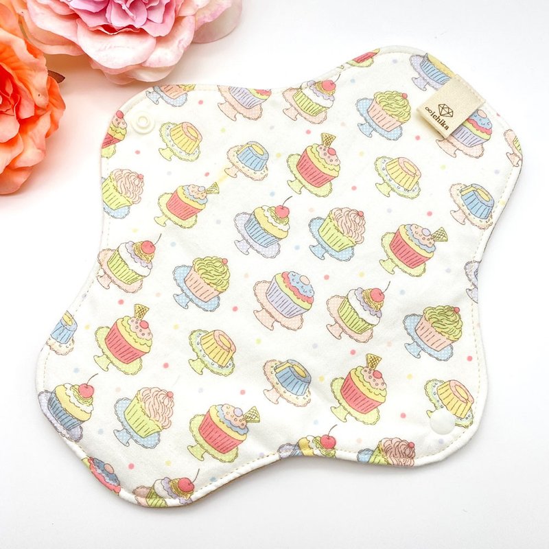 Cloth napkin for women, small size, organic cotton napkin, cupcake1 pattern - ของใช้ส่วนตัวผู้หญิง - ผ้าฝ้าย/ผ้าลินิน ขาว