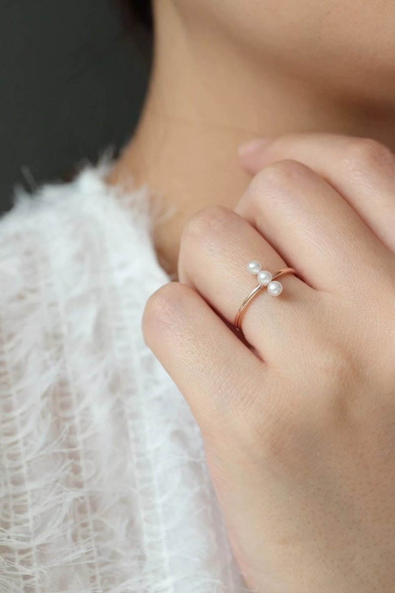 14K Triple Pearl Ring 典雅直列珍珠戒指洗澡免摘  流汗碰水不褪 - 戒指 - 貴金屬 金色