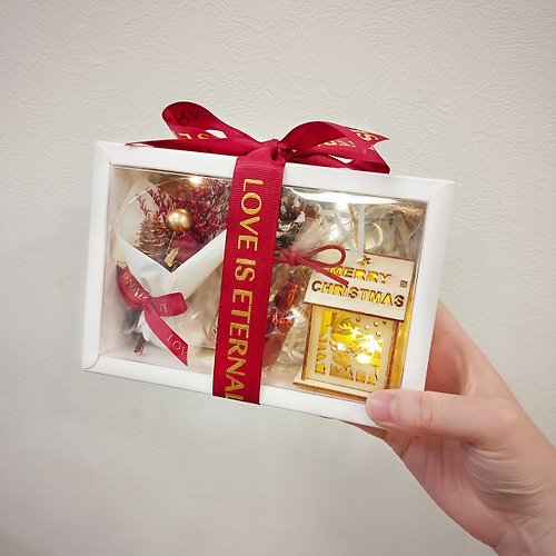 KIRA花藝 聖誕LED小木屋×乾燥花束 交換禮物盒/附燭台、LED燈、酒巧克力